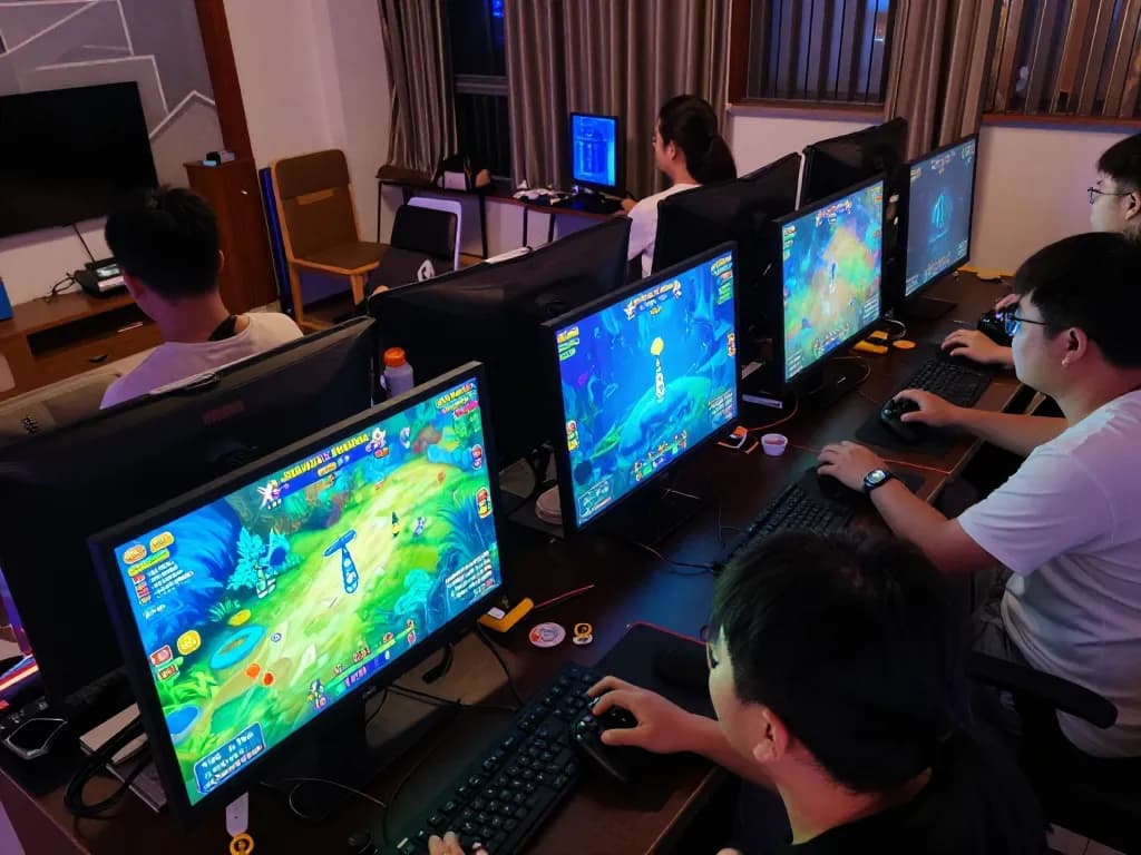 Bắn cá đổi thưởng action unfolding in a lively online gaming session with players intensely engaged and colorful graphics visible.